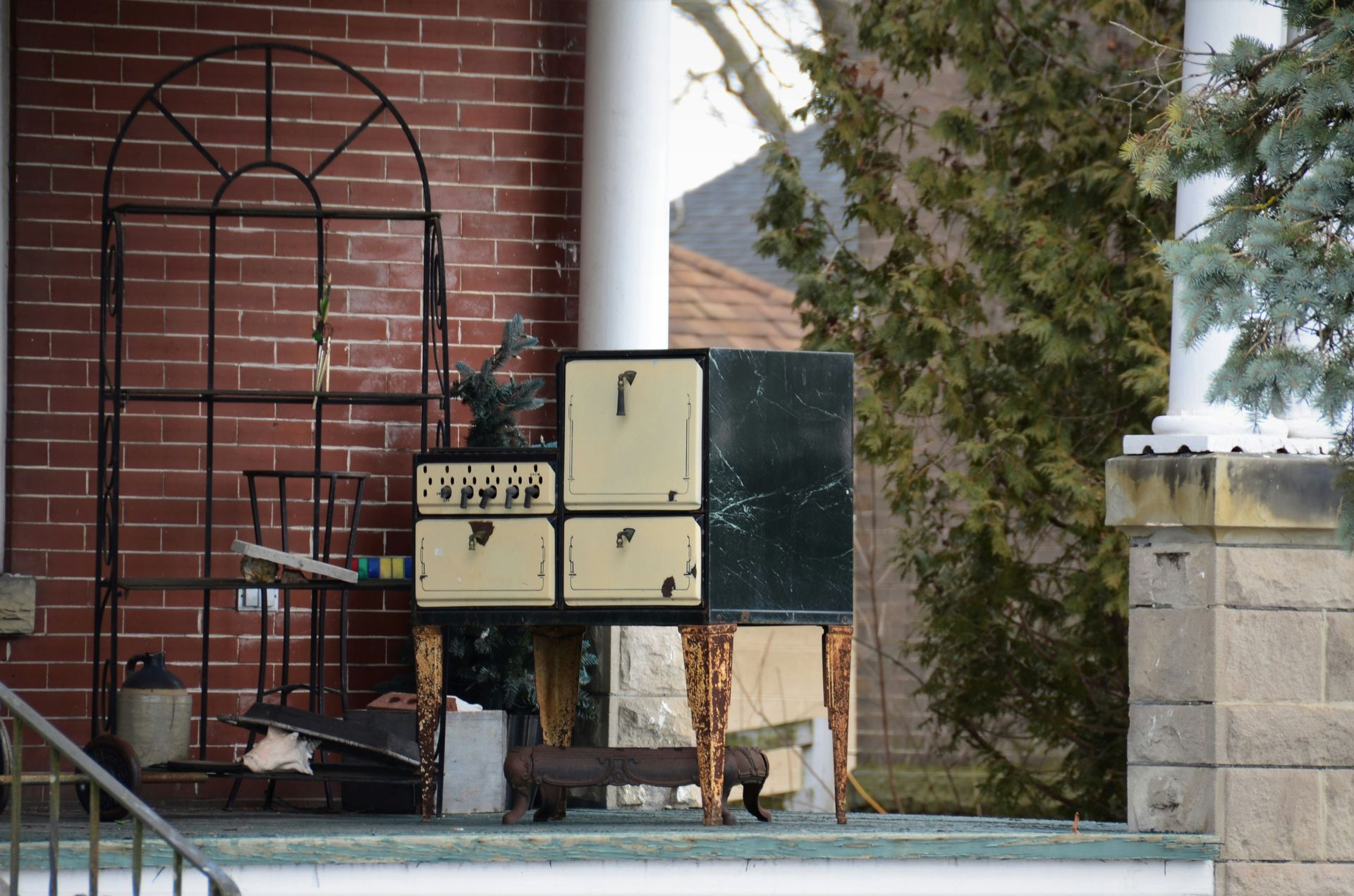 an old stove sitting outside of a brick building